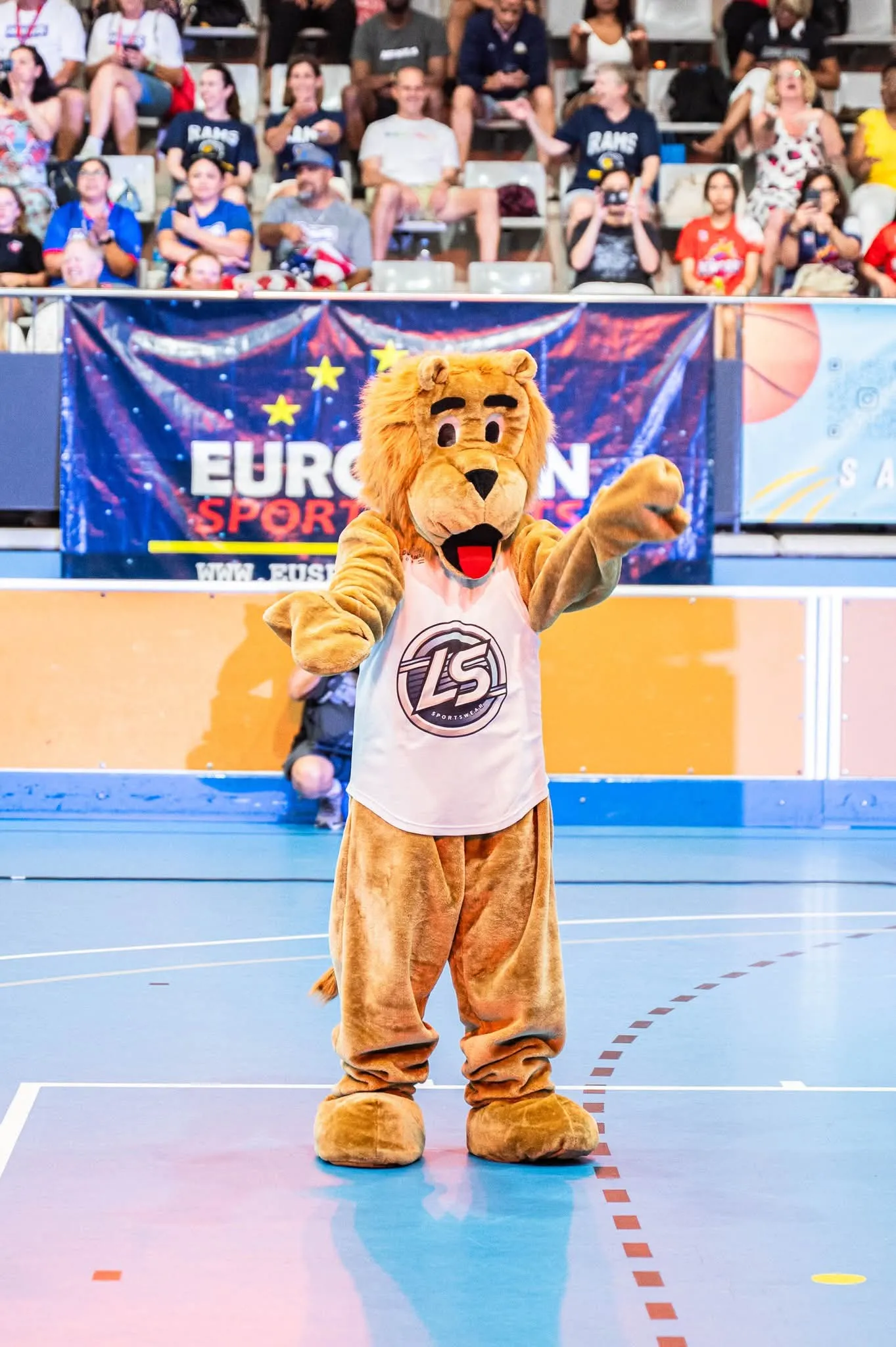 קמע הטורניר על המגרש מול הבאנר של ⁨European Sport Events⁩