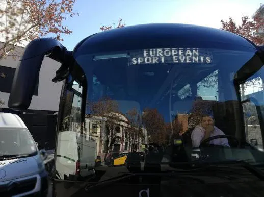 האוטובוס של European Sport Events שמסיע את הקבוצה