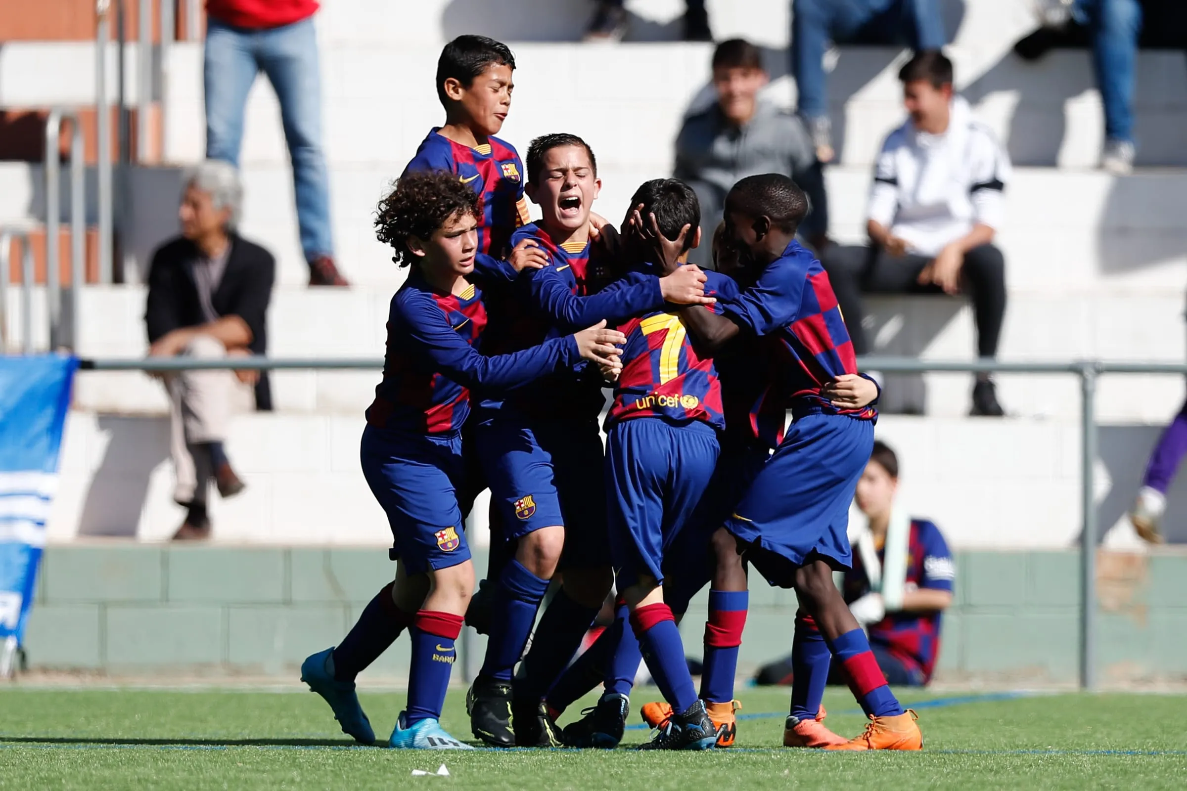 שחקנים צעירים של FC Barcelona חוגגים יחד על המגרש
