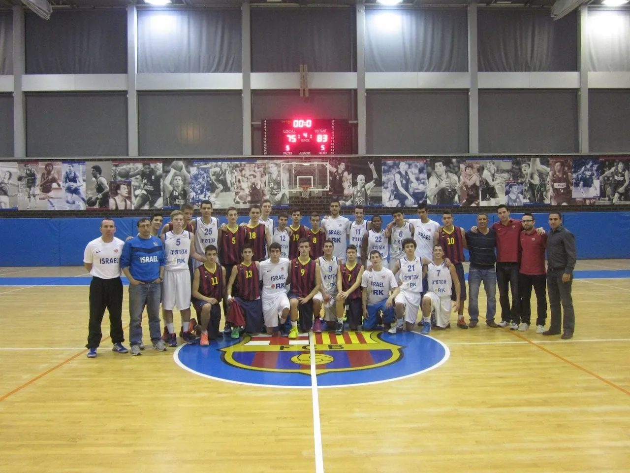 קבוצה אורחת עם קבוצת נוער של ⁨FC Barcelona⁩ על המגרש באולם של ⁨FC Barcelona⁩
